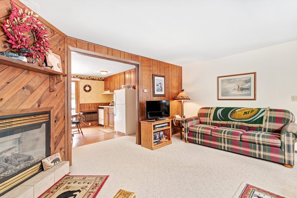 Rustic & convenient mountain condo w/ gas fireplace & lake views