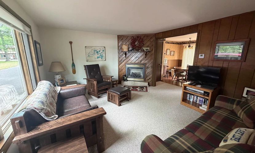 Rustic & convenient mountain condo w/ gas fireplace & lake views