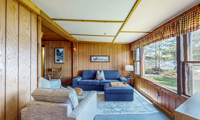 Cozy, lakefront cottage w/ a firepit,kayak,shared patio, gas grill, & free WiFi