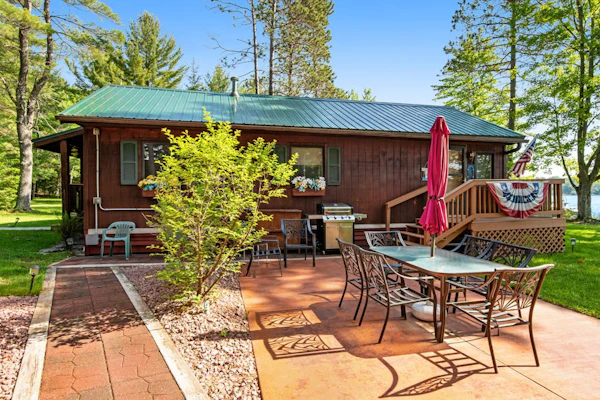 Cozy, lakefront cottage w/ a firepit,kayak,shared patio, gas grill, & free WiFi