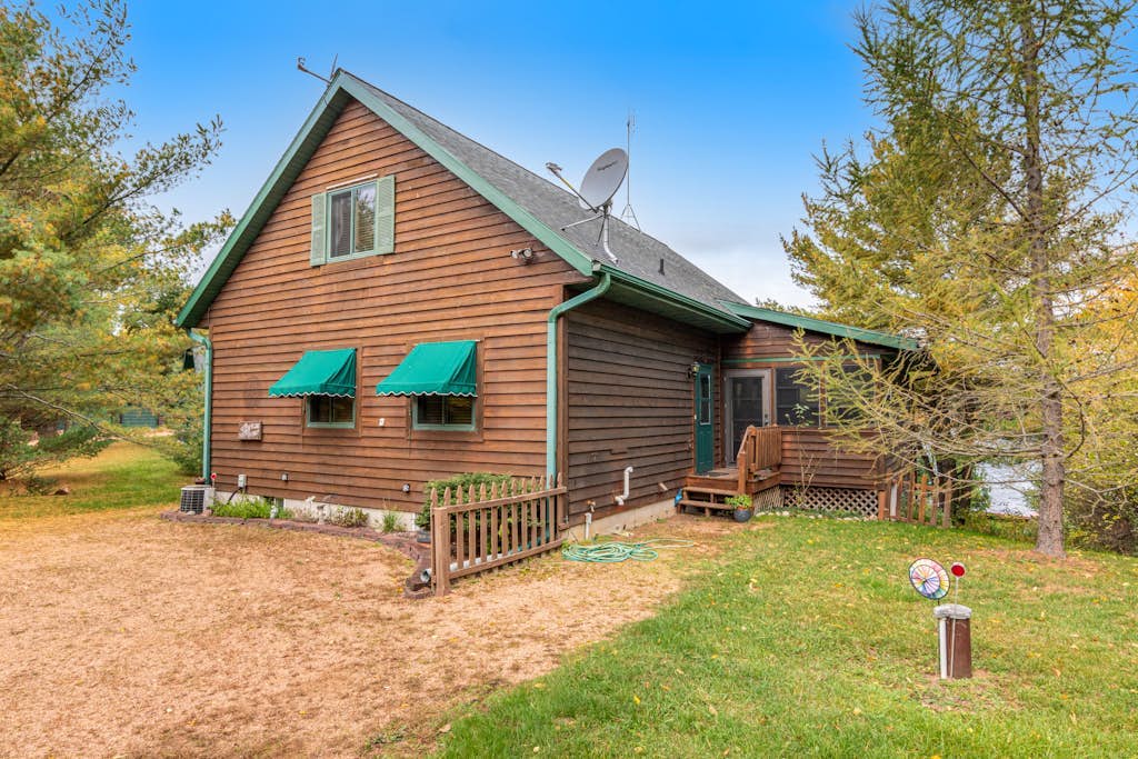 Tranquil lakefront oasis with private dock, canoe, kayak, & three living areas