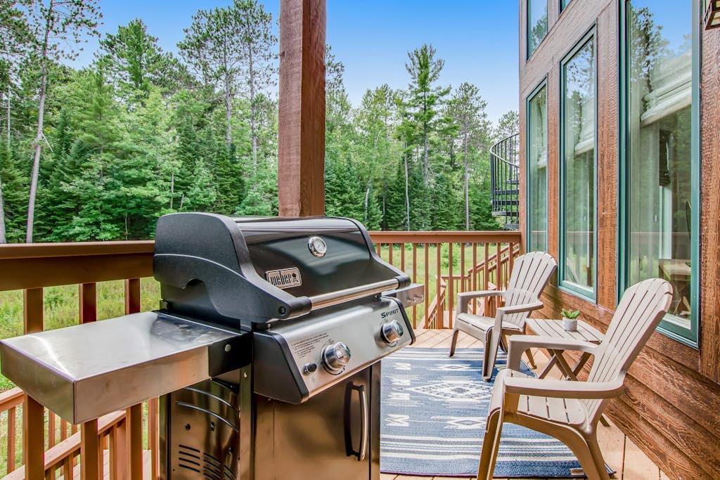 Newly-built condo on Duck Lake with decks, private dock, & firepit