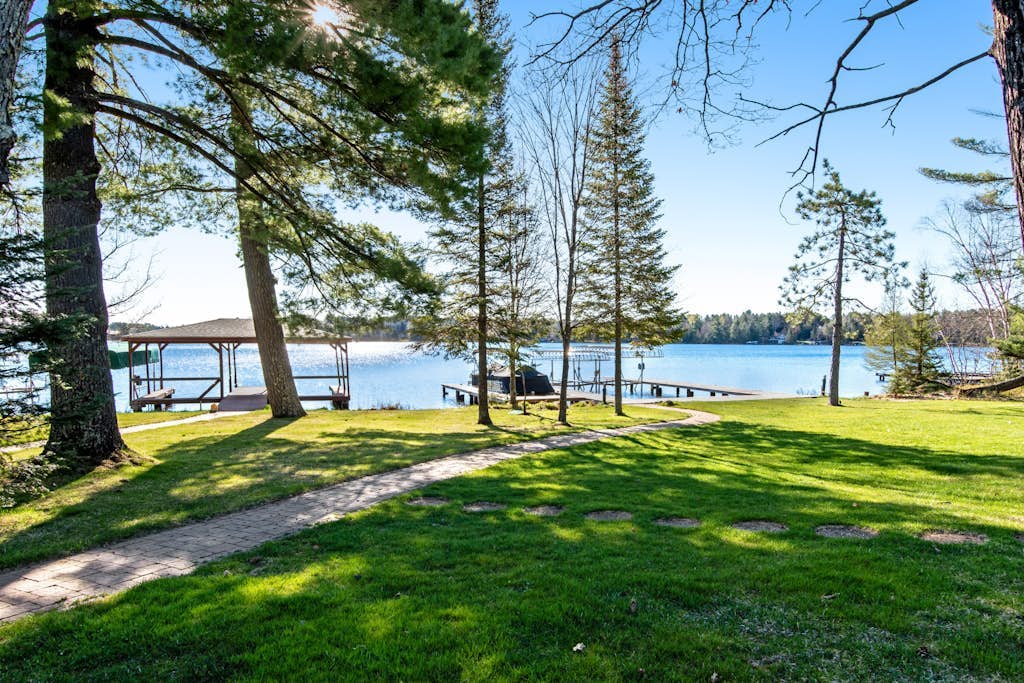 Newly-built condo on Duck Lake with decks, private dock, & firepit