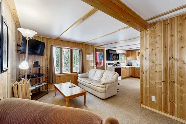 Dog-Friendly Retreat Near Trails & Lake with Full Kitchen, Central AC, & WiFi