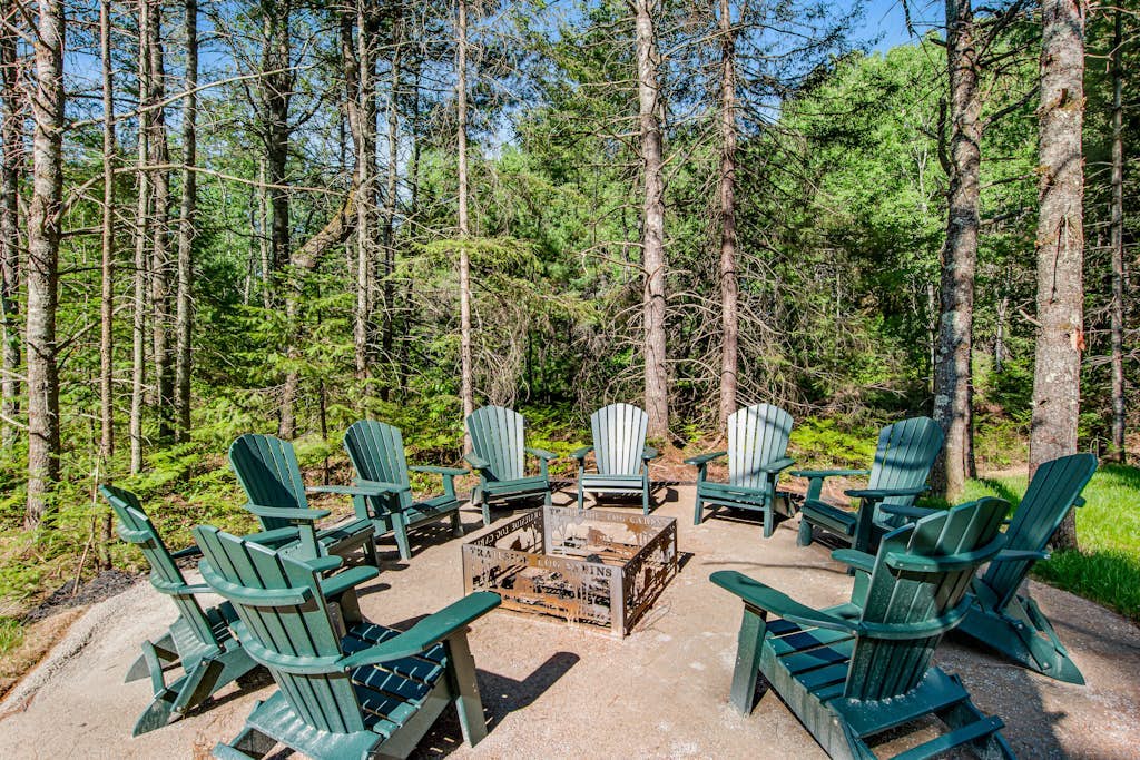 Charming dog-friendly cabin with hot tub, fireplace, patio, grill, & central AC