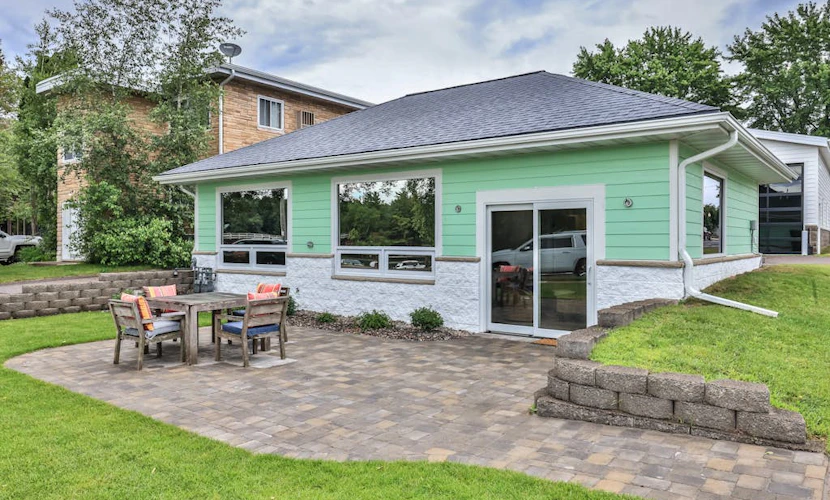 Fantastic lake cottage with shared dock, easy beach access, WiFi & central AC
