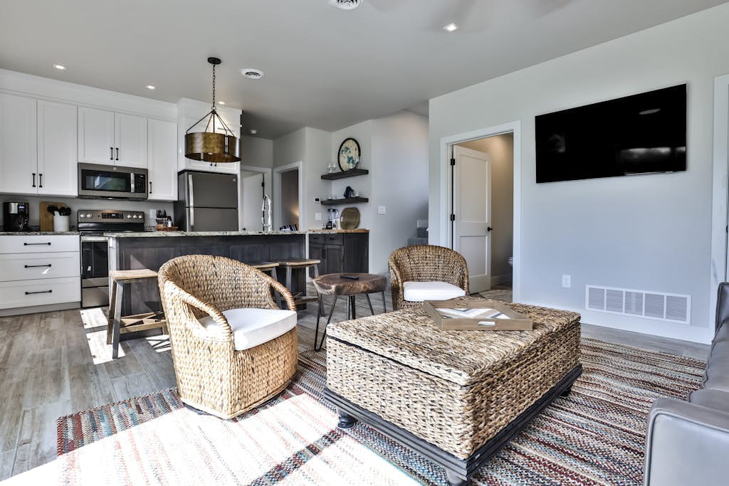 Fantastic lake cottage with shared dock, easy beach access, WiFi & central AC