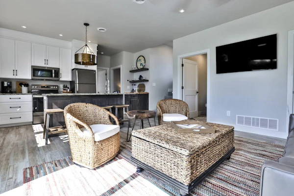 Fantastic lake cottage with shared dock, easy beach access, WiFi & central AC