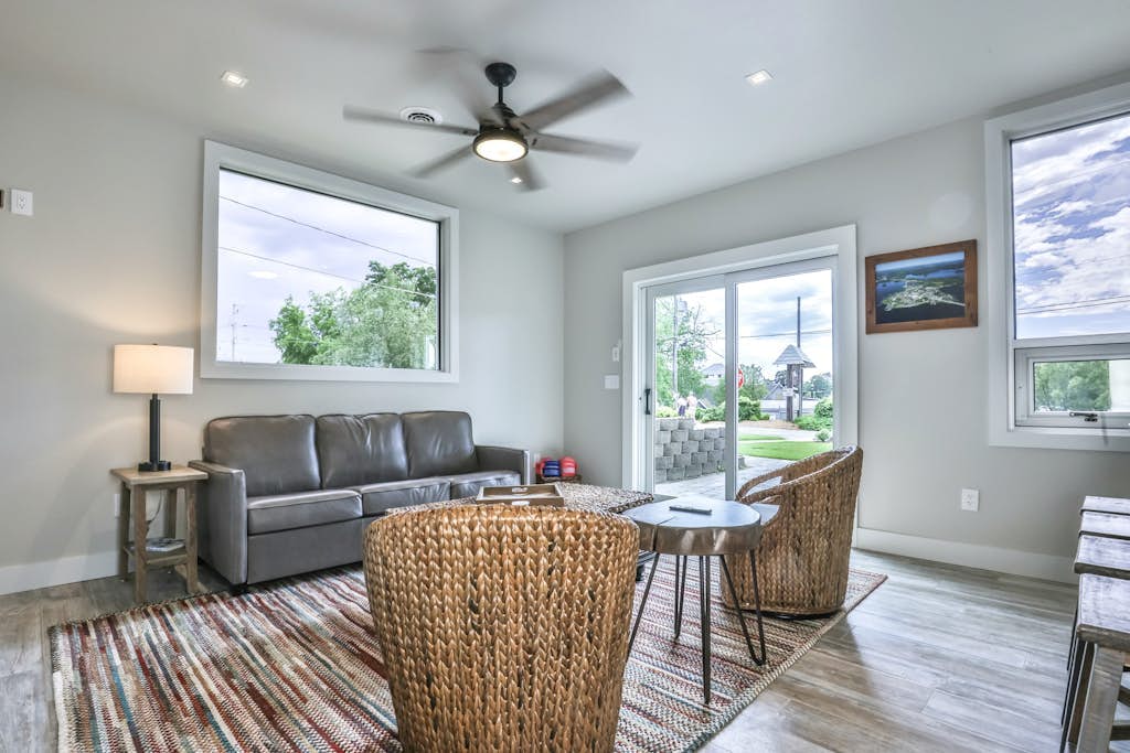 Fantastic lake cottage with shared dock, easy beach access, WiFi & central AC