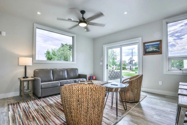 Fantastic lake cottage with shared dock, easy beach access, WiFi & central AC