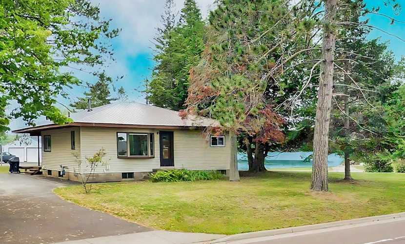 Lovely home with Mercer Lake view, patio, full kitchen, on trail 17