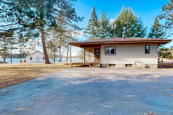 Lovely home with Mercer Lake view, patio, full kitchen, on trail 17