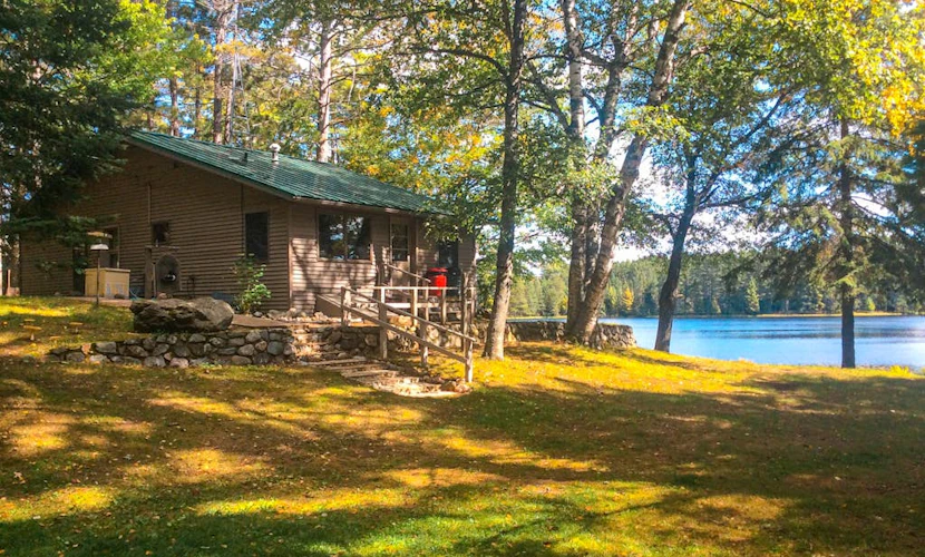 Peaceful, quiet lakefront dog-friendly cabin w/fishing dock, boats, campfire pit