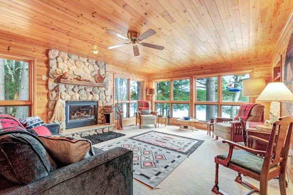 Peaceful, quiet lakefront dog-friendly cabin w/fishing dock, boats, campfire pit