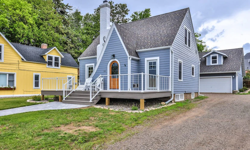 3-story lakefront home near downtown with lake & dock access, washer/dryer, deck