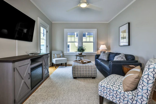 3-story lakefront home near downtown with lake & dock access, washer/dryer, deck