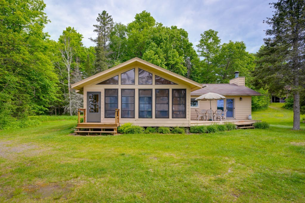 Lakefront haven with three living areas and WiFi