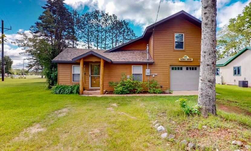 Cozy home located near Lakes & Trails equipped with WIFI & a Gas Grill