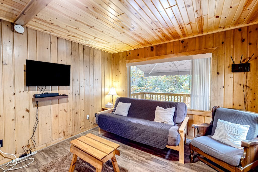 Tranquil & serene cabin getaway w/ large patio, fire pit, & lovely nature views
