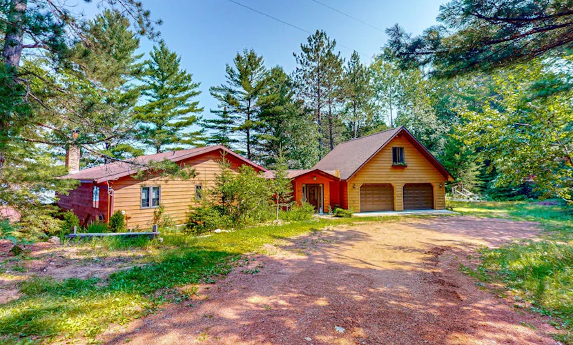 Charming 5BR Lake Home, Dog-friendly, with a full bar, Kayaks, Gas Grill, & WIFI