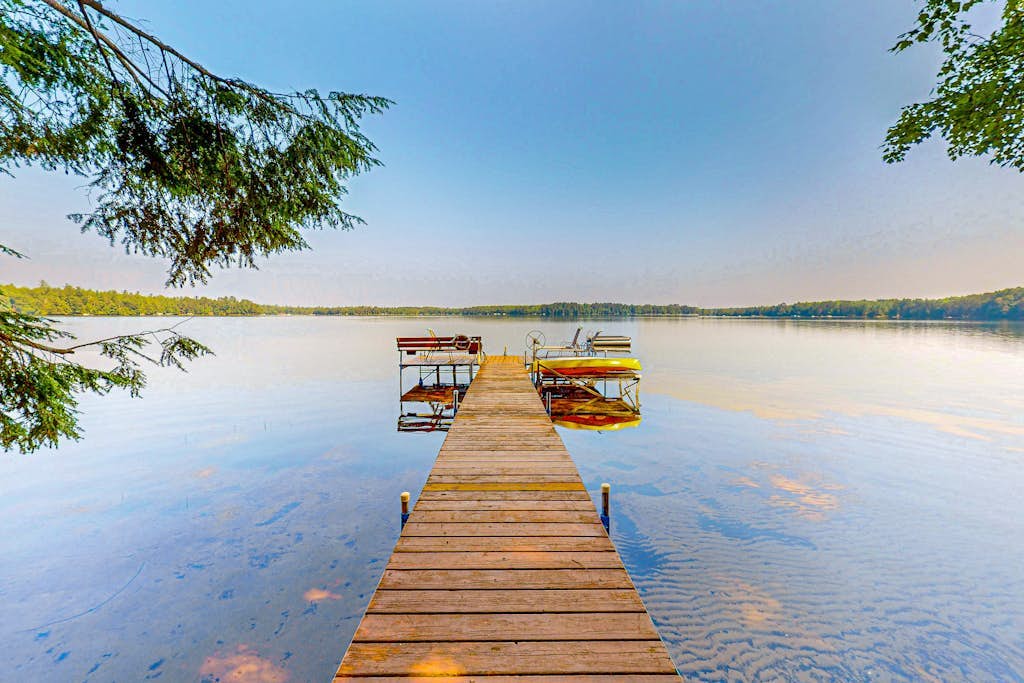 Charming 5BR Lake Home, Dog-friendly, with a full bar, Kayaks, Gas Grill, & WIFI