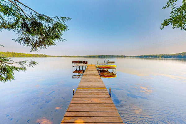 Charming 5BR Lake Home, Dog-friendly, with a full bar, Kayaks, Gas Grill, & WIFI