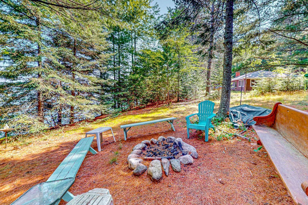 Charming 5BR Lake Home, Dog-friendly, with a full bar, Kayaks, Gas Grill, & WIFI