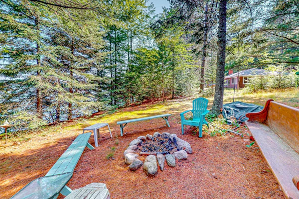 Charming 5BR Lake Home, Dog-friendly, with a full bar, Kayaks, Gas Grill, & WIFI