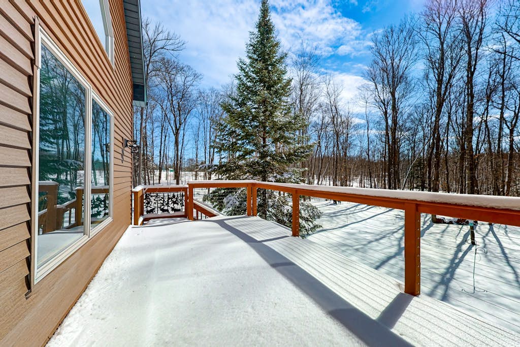 Cozy Retreat, perfect for outdoor enthusiasts, near lakes, trails & downtown