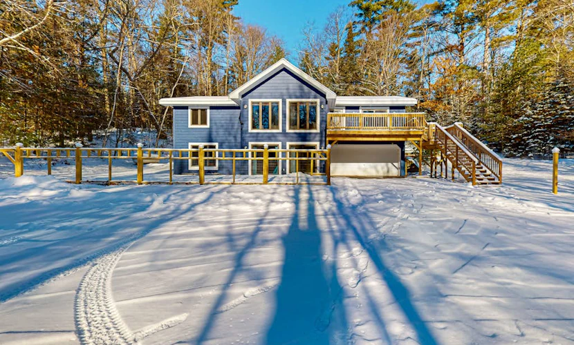 Serene Home w/ large fenced in yard, jetted tub, WIFI, near Lakes & Trails