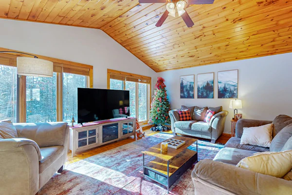 Serene Home w/ large fenced in yard, jetted tub, WIFI, near Lakes & Trails