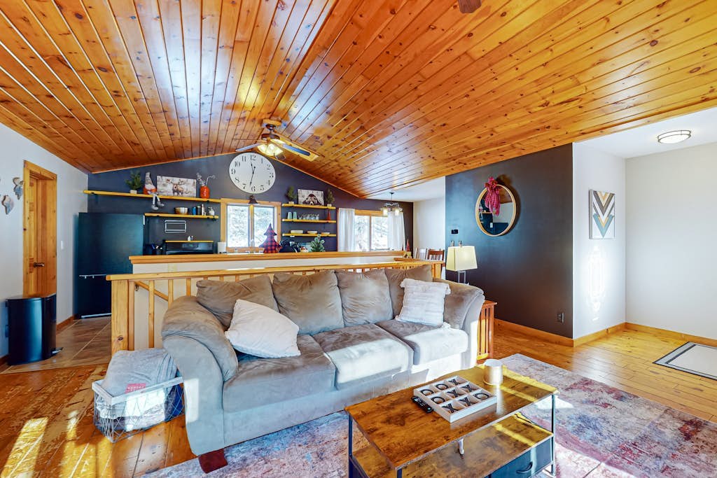 Serene Home w/ large fenced in yard, jetted tub, WIFI, near Lakes & Trails