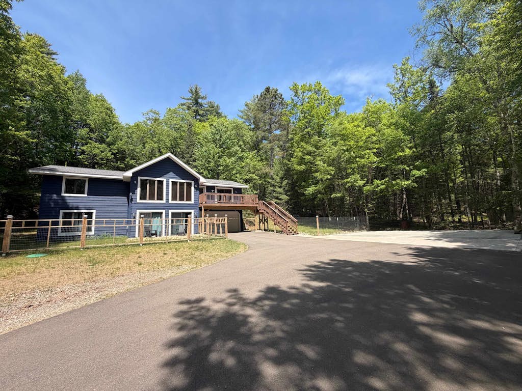 Serene Home w/ large fenced in yard, jetted tub, WIFI, near Lakes & Trails