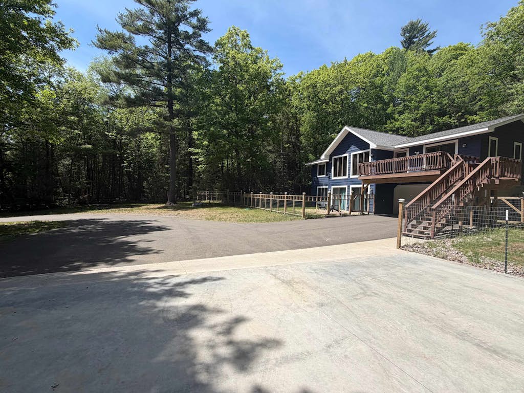 Serene Home w/ large fenced in yard, jetted tub, WIFI, near Lakes & Trails