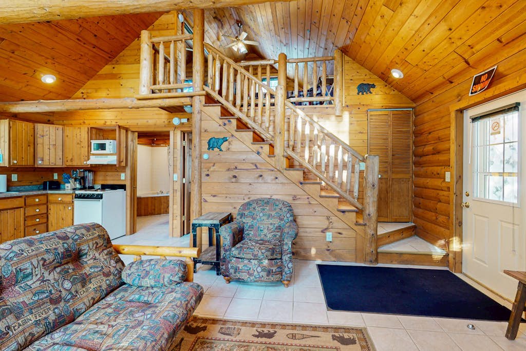 Cozy cabin w/ fireplace, whirlpool tub, access to private dock, & fire pit