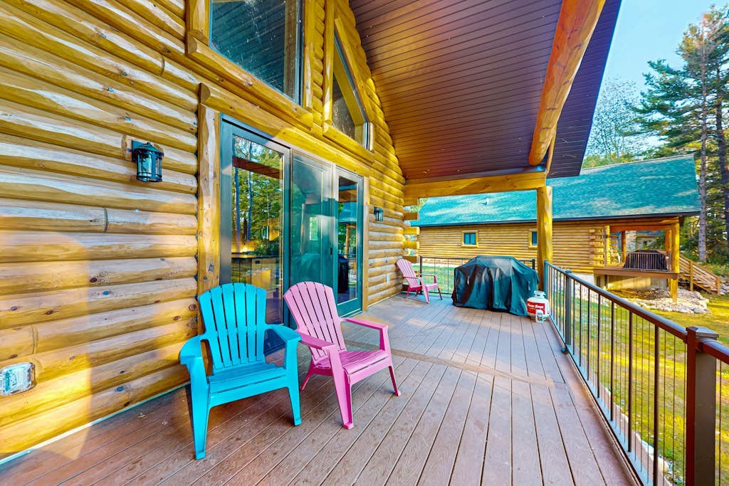 New dog-friendly cabin with river views, grill, modern interior, W/D, and AC