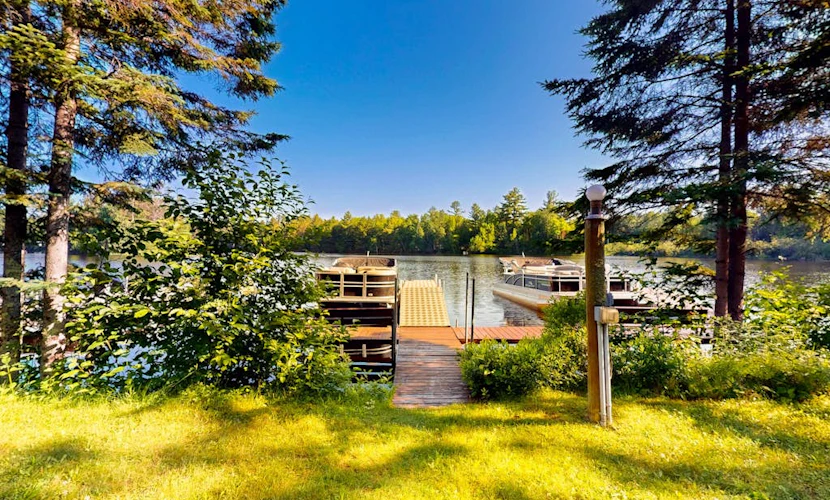 Cozy Cabin located on the Turtle Flambeau Flowage, great for all seasons!