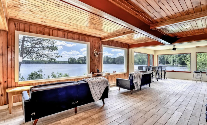 Large lakefront lodge w/Kayaks, Arcade games, WIFI, next to public boat launch