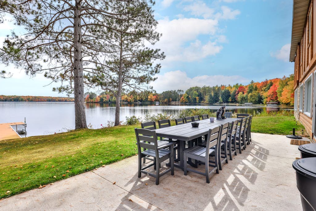Large lakefront lodge w/Kayaks, Arcade games, WIFI, next to public boat launch