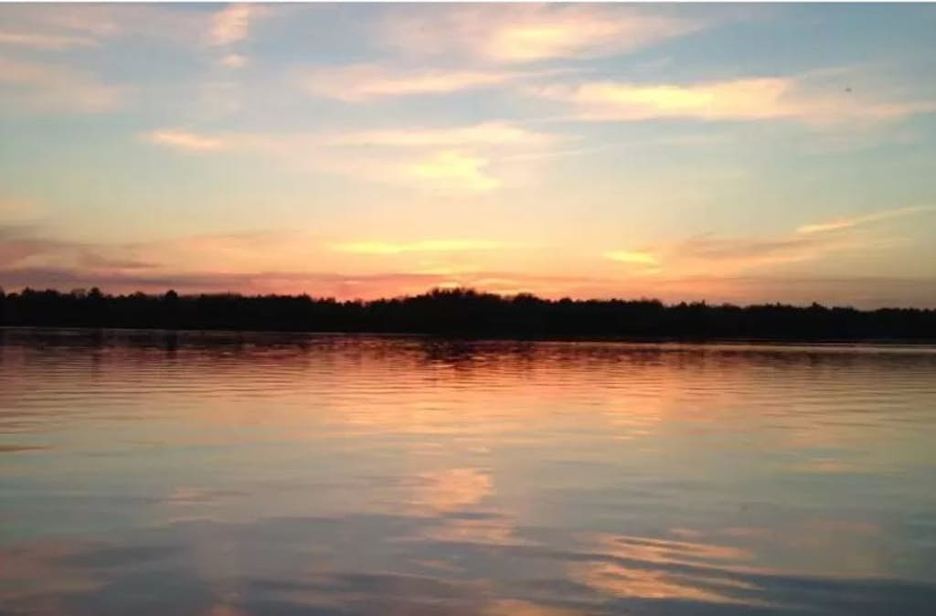Large lakefront lodge w/Kayaks, Arcade games, WIFI, next to public boat launch