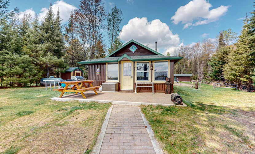 Rustic Cozy lakefront Cabin with dock, fire pit, gas grill, W/D & quiet location
