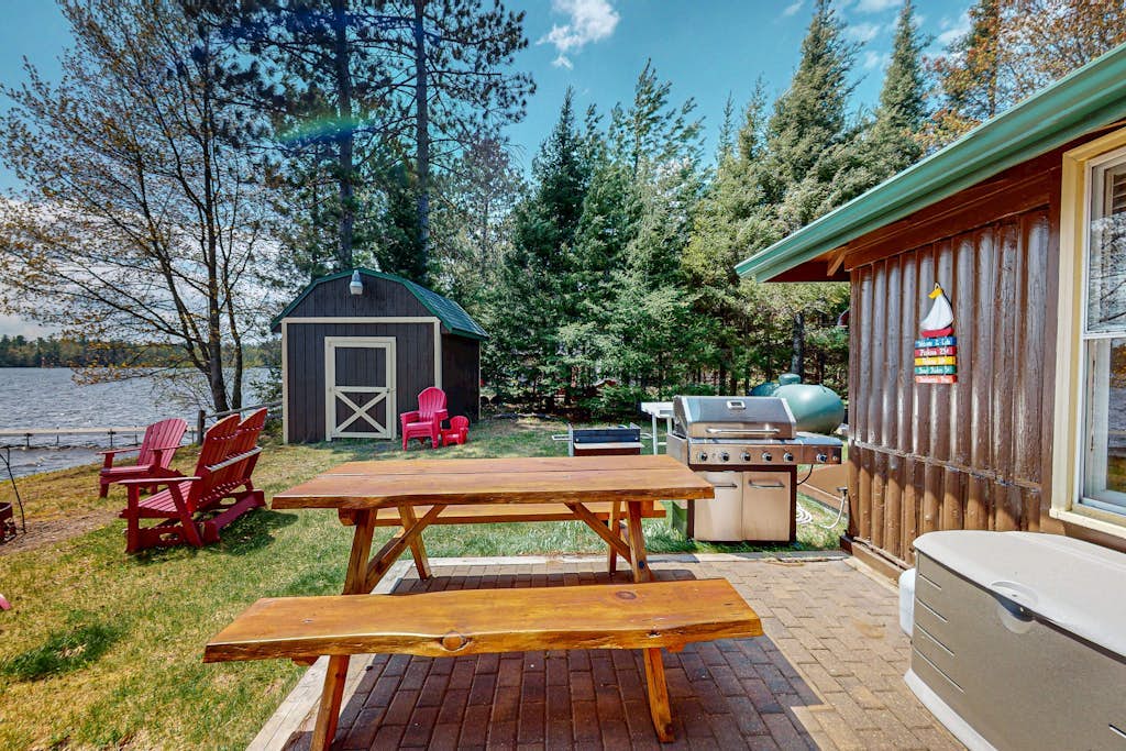 Rustic Cozy lakefront Cabin with dock, fire pit, gas grill, W/D & quiet location