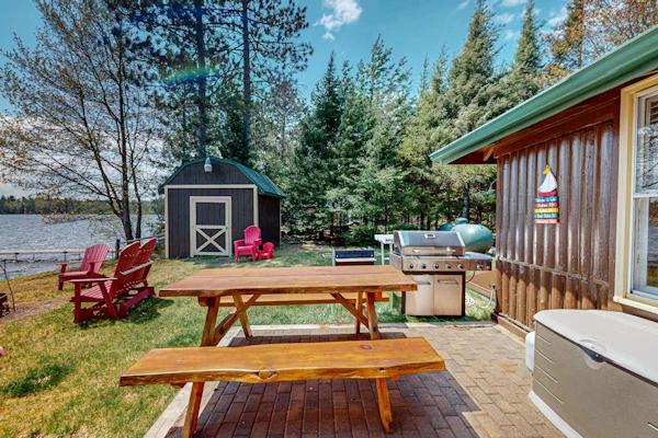 Rustic Cozy lakefront Cabin with dock, fire pit, gas grill, W/D & quiet location
