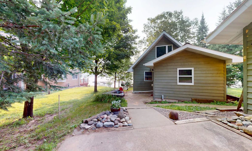 North Twin Lake Cabin w/ kayak, paddle boards, dock, gas grill, fire pit & WIFI