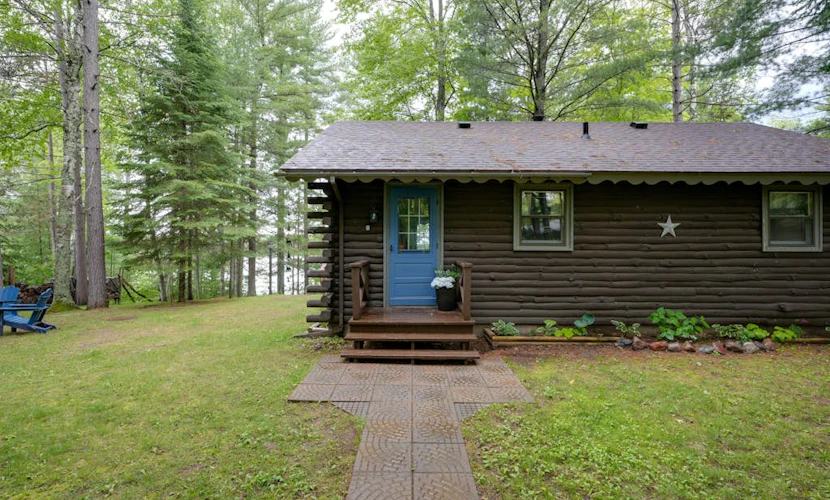 All-seasons lakefront cabin with dock, wood fireplace, kitchen, kayaks, & AC