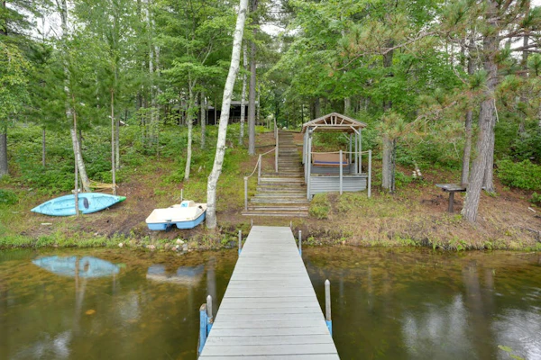 All-seasons lakefront cabin with dock, wood fireplace, kitchen, kayaks, & AC