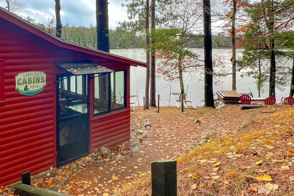 Lakeside cabin with a firepit, sunroom, & seasonal dock