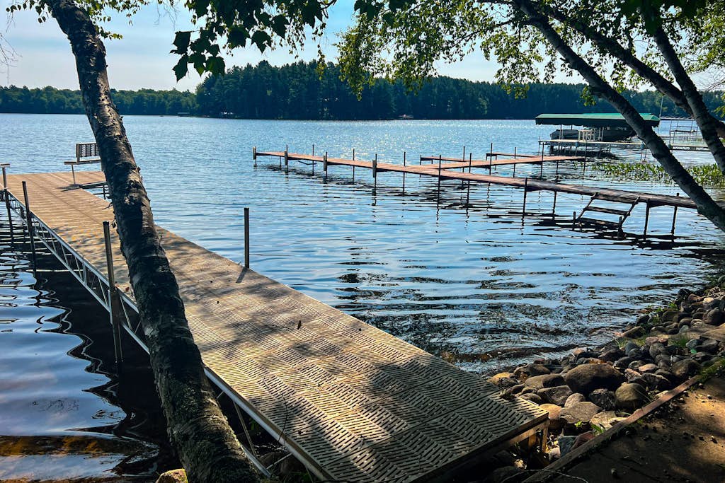 Dog-friendly lakefront hideaway with docks, firepit, fireplace & W/D