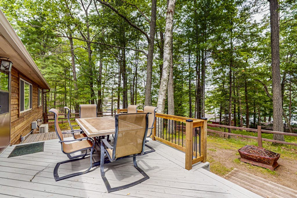 Charming Lakeview cabin w/ dock, fire pit, gas grill, & WIFI, Dogs-YES