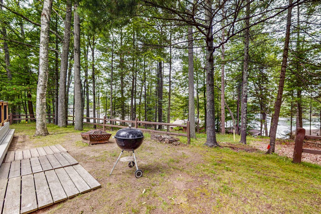 Charming Lakeview cabin w/ dock, fire pit, gas grill, & WIFI, Dogs-YES